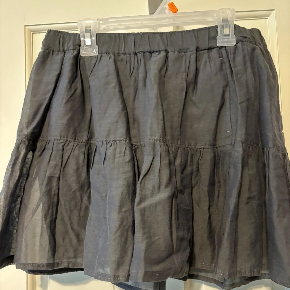 ABERCROMBIE & FITCH LADIES SIZE L  MINI SKIRT DARK GREY. RUFFLED